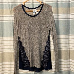 Size small, very pretty material, and comfy!